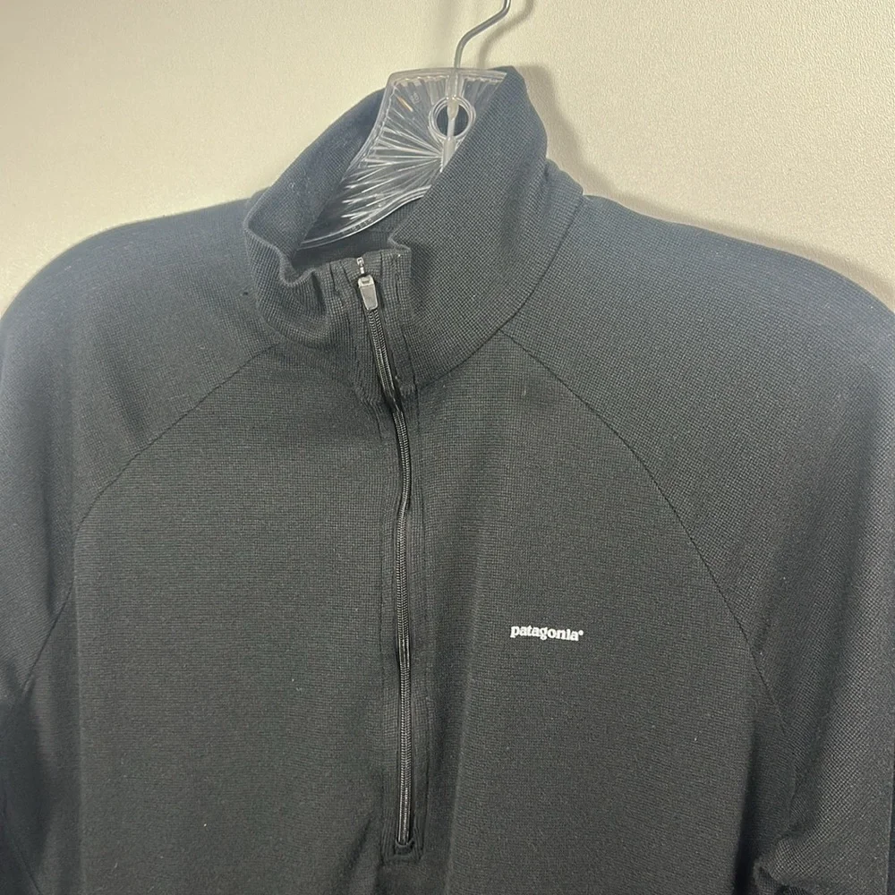Patagonia Men’s Capilene II lightweight 1/4 zip jacket size medium.Black